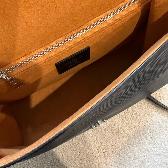 LOUIS VUITTON Epi Pochette Grenelle Black - Picture 8 of 8